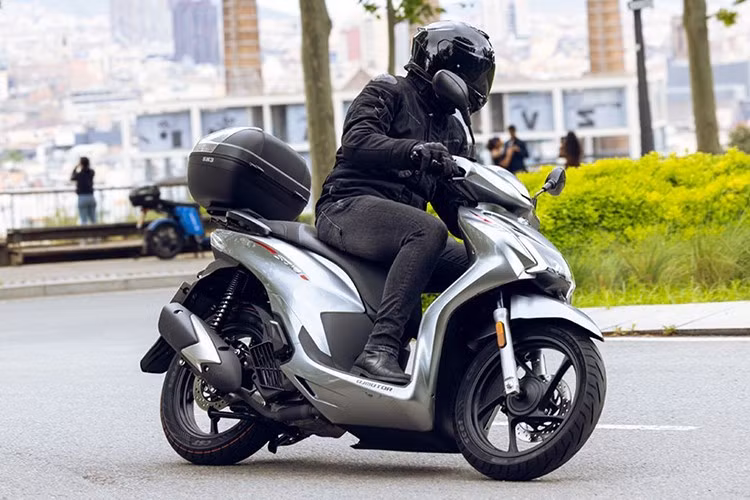 Mặc dù có giá bán rất hấp dẫn, nhưng chất lượng vật liệu, khung gầm, hệ thống treo và độ hoàn thiện vẫn là dấu hỏi lớn. Dù SQ16 có công suất mạnh hơn vài mã lực, nhưng khó có thể thay thế sự ổn định và bền bỉ đã được kiểm chứng qua nhiều năm của Honda SH.