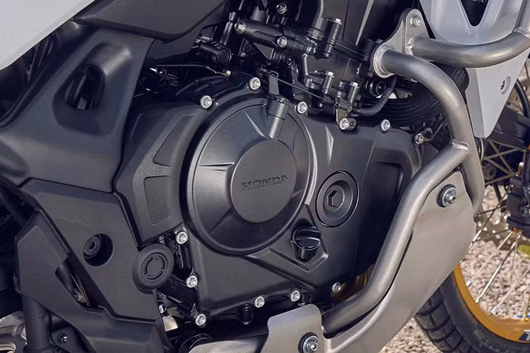 Về sức mạnh, Honda trang bị chi XL750 Transalp khối động cơ xy lanh đôi song song dung tích 755cc làm mát bằng dung dịch. Khối động cơ này sản sinh công suất tối đa là 67,5 kW tại 9500 vòng/phút và mômen xoắn cực đại là 75 Nm tại 7250 vòng/phút.