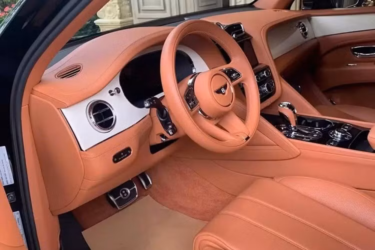 Bentley Bentayga EWB Azure còn được trang bị rất nhiều đồ chơi như cảm biến nhiệt độ mới, tránh lạnh hoặc nóng quá, dễ sốc nhiệt. Ghế hàng không hạng thương gia Bentley Airline Seat Specification sở hữu khả năng cảm biến nhiệt độ tự động đầu tiên trên thế giới, ngoài ra, tính năng Seat Auto Climate cho phép hành khách chọn mức nhiệt độ mong muốn thông qua 6 cấp độ khác nhau.