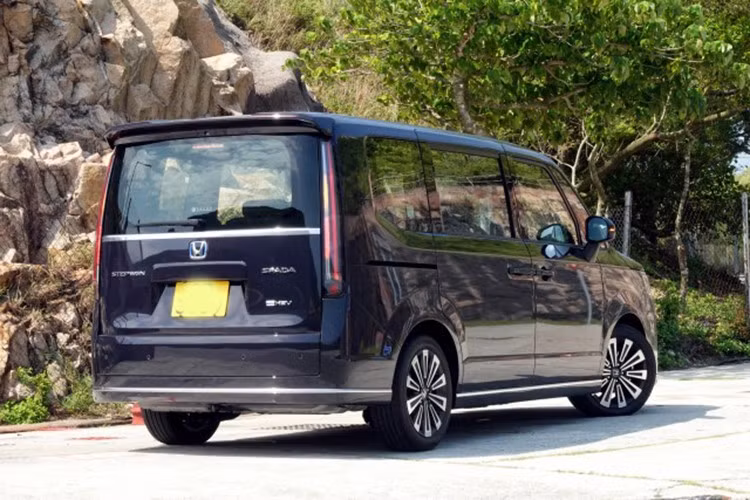 Đặc biệt, Honda StepWGN e:HEV còn được trang bị cửa cốp chỉnh điện với tính năng nhớ góc mở. Cụ thể hơn, người dùng có thể cài đặt góc mở cho cửa cốp để tăng sự tiện lợi ở những nơi có không gian hẹp. Trong khi đó, với cửa trượt bên sườn, người dùng chỉ cần chạm nhẹ đầu ngón tay là có thể đóng/mở nhờ cảm ứng tĩnh điện đầu tiên trên thế giới.