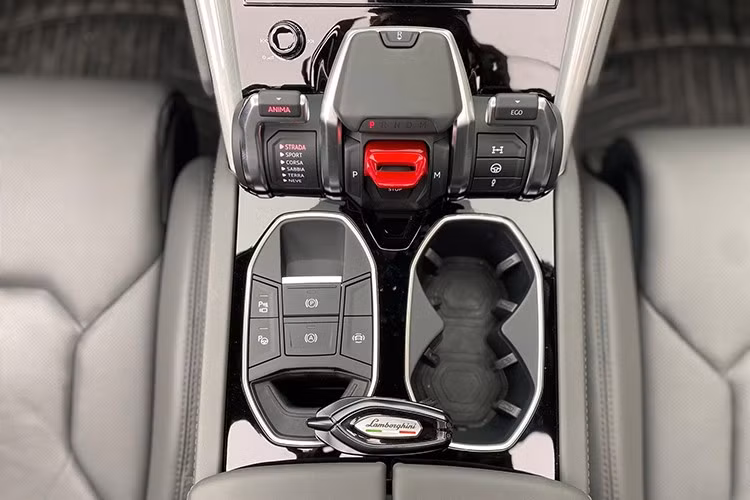 Động cơ kết hợp cùng hộp số tự động 8 cấp và hệ dẫn động 4 bánh giúp Lamborghini Urus có thể tăng tốc từ vị trí xuất phát lên 100 km/h trong 3,6 giây trước khi đạt vận tốc tối đa 305 km/h.