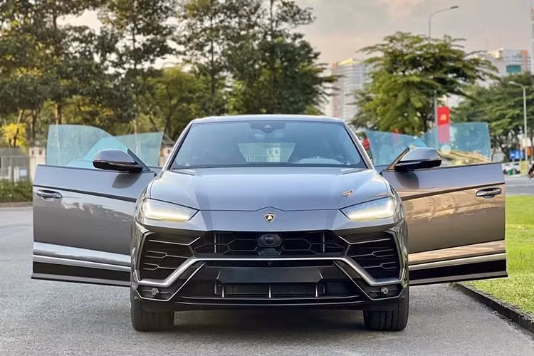 Được ví như “con gà đẻ trứng vàng” cho Lamborghini, do đó số lượng mẫu siêu SUV Urus tại Việt Nam đến nay đã không dưới 30 chiếc, với đa dạng các phiên bản khác nhau. Trước khi được phân phối chính hãng, mẫu xe này thậm chí có giá lăn bánh lên tới hơn 23 tỷ đồng. Hiện tại, giá xe chính hãng đã hạ xuống khoảng 13,1 tỷ đồng với bản tiêu chuẩn.