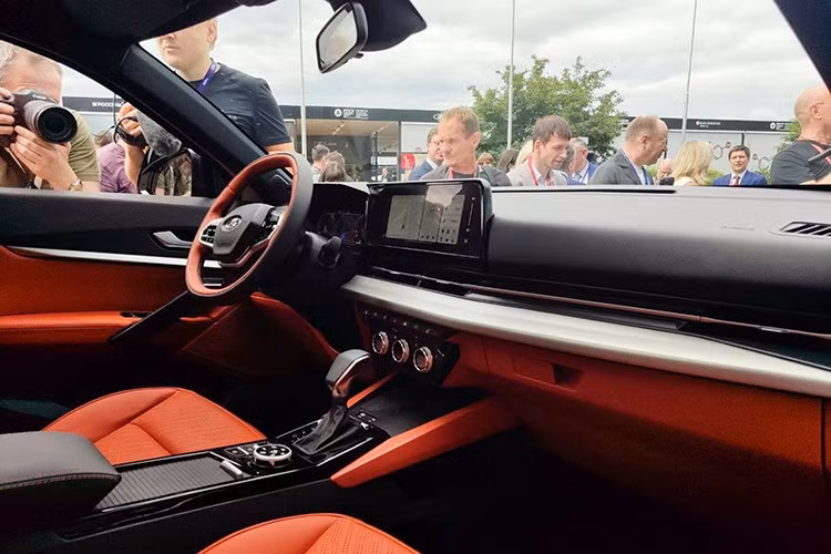 Khoang nội thất của Lada Azimut nổi bật với vô lăng hai chấu có thể điều chỉnh điện và bảng đồng hồ kỹ thuật số nối liền với màn hình cảm ứng trung tâm 10 inch. Hệ thống do Nga tự phát triển vì Renault đã rút lui. Xe có sẵn hệ thống định vị tích hợp, tính năng trợ lý ảo, hệ thống âm thanh 6 loa, camera lùi và hệ thống mở khóa không cần chìa.