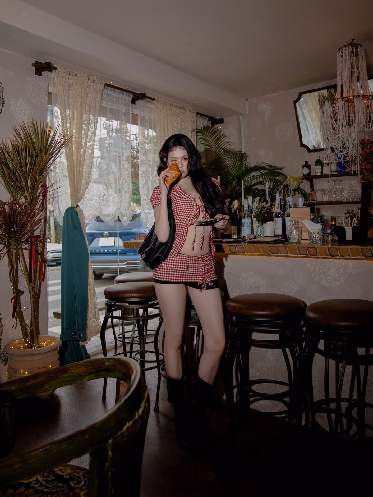 Với mái tóc đen dài được uốn xoăn bồng bềnh và lối trang điểm nhấn vào đôi má ửng hồng, Ngọc Trinh tự tin khoe thần thái quyến rũ, "cân" trọn bộ trang phục kén dáng. Dù chỉ là những khoảnh khắc đời thường tại một quán cà phê, cô vẫn biết cách biến mọi nơi thành "sàn diễn" của riêng mình.