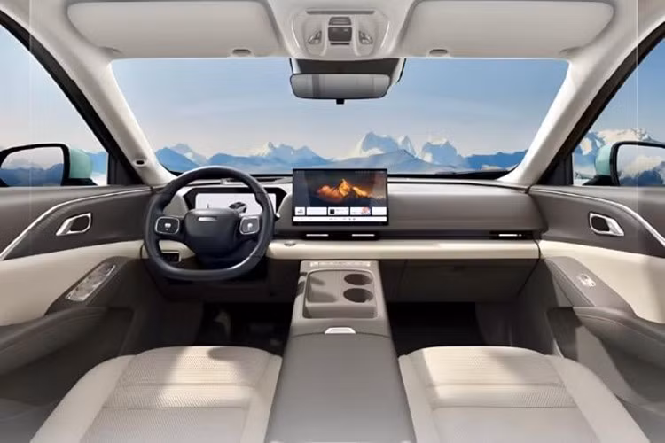 Khoang cabin của Haval H6L thể hiện bước tiến rõ rệt về mặt hoàn thiện. Xe có ba tông màu nội thất gồm Nâu, Đen Thám Hiểm và Nâu Canyon. Trung tâm bảng điều khiển là màn hình cảm ứng 14.6 inch, kết hợp với HUD hiển thị trên kính lái, hệ thống đèn viền 64 màu và dàn âm thanh 10 loa.