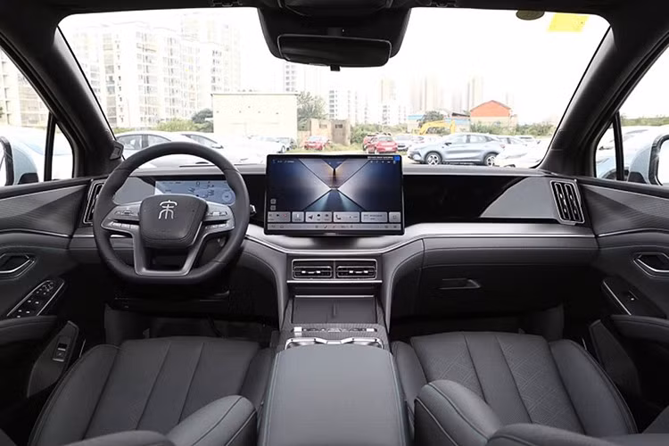 Hệ thống giải trí được nâng cấp mạnh, hỗ trợ hàng loạt tính năng giải trí thông minh như KTV không cần micro, trung tâm trò chơi, trò chơi ô chữ, phản chiếu màn hình, phát video màn hình lớn và thậm chí là thú cưng hoạt hình 3D.