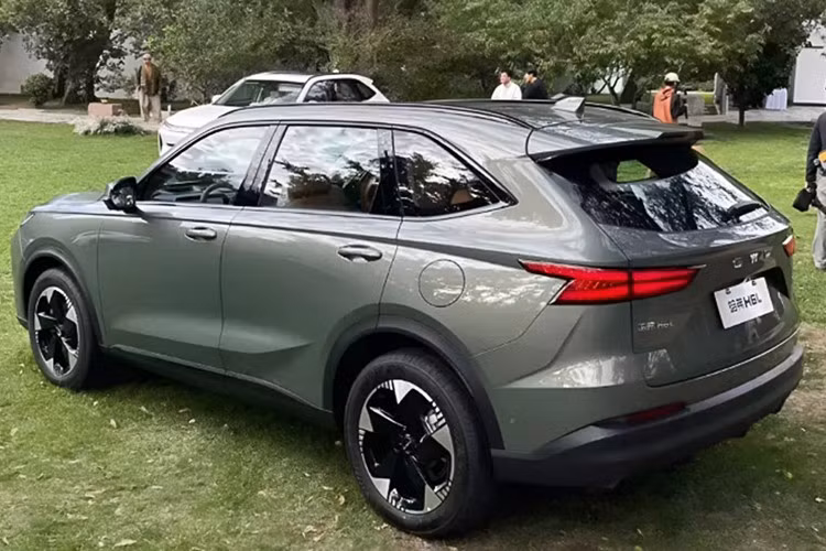 Theo dự kiến, mẫu xe Haval H6L 2026 sẽ ra mắt thị trường tỷ dân Trung Quốc vào tháng 11/2025, với giá bán dự kiến từ 100.000 – 150.000 nhân dân tệ (tương đương khoảng 369 đến 554 triệu đồng).