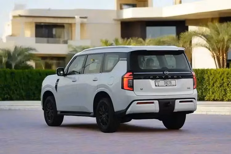 Theo các tư liệu lịch sử, khi ấy Sheikh Zayed bin Sultan Al Nahyan - người sáng lập và là vị cha già dân tộc của UAE đã kêu gọi doanh nghiệp trong nước đóng góp phương tiện phục vụ hoạt động hỗ trợ. Trong số đó, Abdullah bin Mohammed Al Masoud - nhà phân phối của Nissan tại UAE đã gây ấn tượng mạnh khi tự nguyện cung cấp hơn 4.000 chiếc Nissan, phần lớn là mẫu Patrol, cho lực lượng cứu trợ.