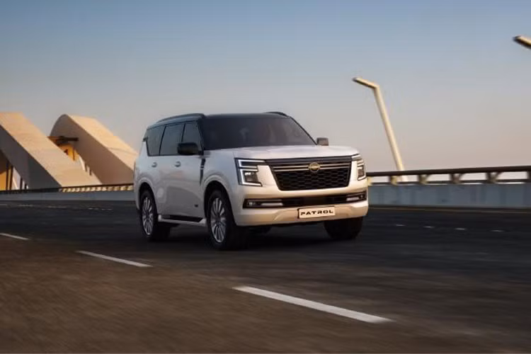 Không phải Rolls-Royce, Ferrari hay Lamborghini xuất hiện dày đặc trên đường phố Dubai, thật khó tin rằng biểu tượng xe hơi gắn liền với người dân Các Tiểu vương quốc Ả Rập Thống nhất (UAE) lại là một chiếc SUV của Nhật Bản - Nissan Patrol, mẫu SUV cỡ lớn có giá chỉ khoảng 65.000 USD (khoảng 1,70 tỷ đồng).