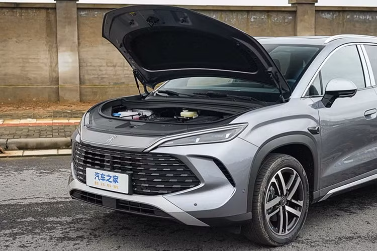 Phiên bản cao cấp của BYD Song L DM-i 2026 có khả năng chạy thuần điện tới 200km, nhờ hệ thống hybrid DM thế hệ thứ 5. Xe sử dụng động cơ xăng 1.5L cho công suất 100 mã lực.