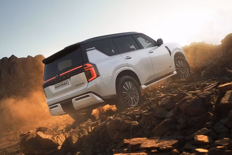 Ngoài ra, với gia đình trung bình 4 - 5 người, xe có khoang nội thất rộng rãi và tiện nghi, thích hợp cho các chuyến dã ngoại cuối tuần, đây hoạt động phổ biến của người dân vùng Vịnh. Trên thực tế, Toyota Land Cruiser hay Lexus LX cũng rất được ưa chuộng trong khu vực. Tuy nhiên, Patrol lại mang ý nghĩa khác biệt: không chỉ là một lựa chọn kỹ thuật, mà là một phần của lịch sử và bản sắc dân tộc.