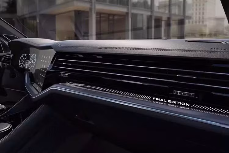 Volkswagen Touareg Final Edition sẽ được mở bán đến hết tháng 3/2026. Tại thị trường Đức, xe có giá khởi điểm từ 75.025 Euro (khoảng 87.500 USD) và lên tới 103.005 Euro (khoảng 120.000 USD) cho bản R Hybrid. Giống như mẫu sedan hạng sang Phaeton đã ngừng sản xuất, Touareg cũng là “đứa con tinh thần” của chủ tịch Ferdinand Piëch.