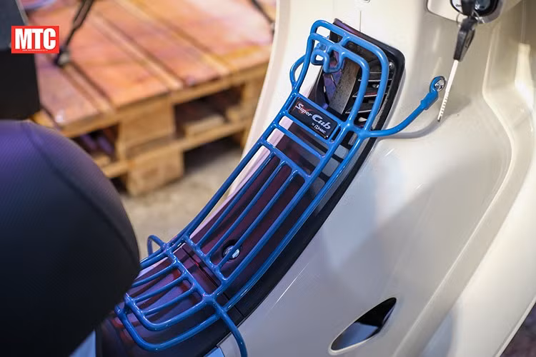 Đặc biệt, Honda còn trang bị lốp IRC IZ-S chuyên biệt cho Super Cub Fujisan Limited Edition, giúp xe tăng độ bám đường và ổn định khi di chuyển ở nhiều điều kiện mặt đường khác nhau.