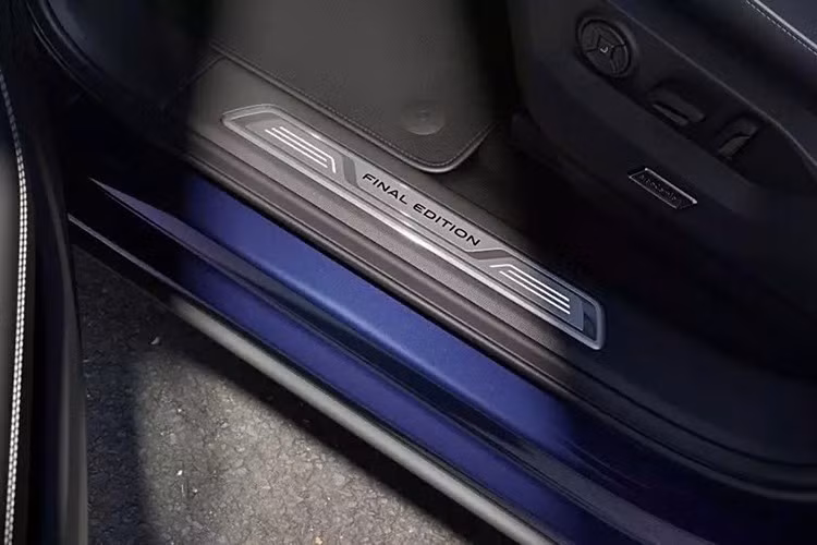 Riêng R Hybrid cao cấp nhất sẽ kết hợp toàn bộ trang bị tốt nhất, gồm mâm 22 inch với cùm phanh sơn xanh và hệ truyền động plug-in hybrid mạnh mẽ nhất trong dải sản phẩm. Hệ truyền động này tạo ra công suất tối đa 456 mã lực và mô-men xoắn cực đại 700 Nm.