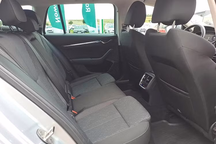 Ngoài ra, anh còn quan sát và dự đoán để hạn chế phanh gấp, tăng tốc nhẹ nhàng và ưu tiên chế độ Eco, tận dụng gió thuận trên đường dài và giữ tốc độ ổn định nhằm tối ưu hiệu suất. Anh nhấn mạnh việc duy trì áp suất lốp đúng chuẩn là yếu tố quyết định.