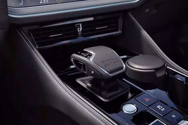 Ngoài việc giúp Volkswagen mở rộng sang phân khúc SUV cao cấp, Touareg còn chia sẻ chi phí phát triển với Cayenne, góp phần giúp Porsche ra mắt mẫu xe gầm cao đầu tiên trong lịch sử. Tính đến nay, Volkswagen đã bán hơn 1,2 triệu chiếc Touareg, bao gồm 471.000 xe thế hệ đầu (2002–2009), 483.000 xe thế hệ hai (2010–2018) và 265.000 xe thế hệ ba (2018–2026).