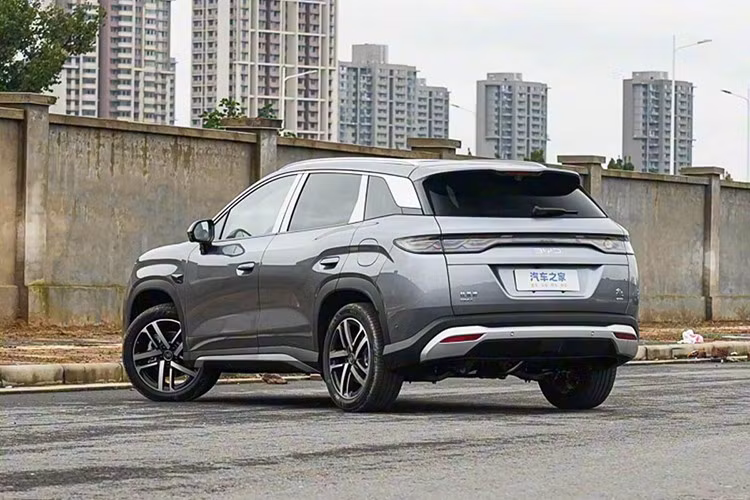 Không gian bên trong được thiết kế theo triết lý “Dynasty” mới nhất của BYD. Bảng điều khiển trung tâm được bố trí gọn gàng với cần số gắn trên cột lái, cho phép tối ưu không gian và sự tiện nghi cho người lái.