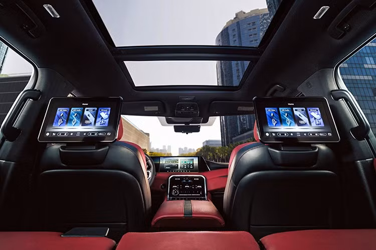 Trên đường phố Abu Dhabi, những chiếc Patrol xuất hiện ở khắp nơi: từ đoàn xe hộ tống, lực lượng an ninh, cho đến xe gia đình và phương tiện giải trí cuối tuần. Một mẫu xe tưởng chừng phổ thông lại trở thành biểu tượng gắn liền với niềm tự hào dân tộc, thể hiện tinh thần tự lập và gắn bó cộng đồng của người Emirati.