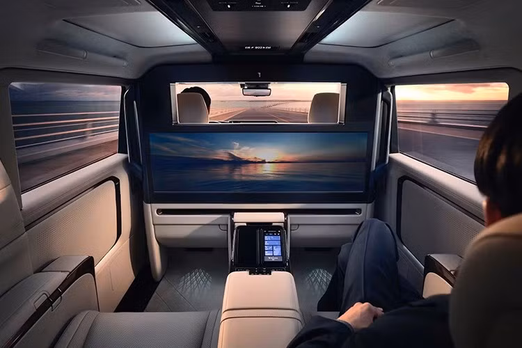 Ở phiên bản mới, Sharp đã thay màn hình khổng lồ 65 inch từng xuất hiện trên bản concept trước bằng máy chiếu tích hợp cùng màn hình gập trần, cho phép người dùng nhanh chóng biến cabin thành rạp phim mini hoặc văn phòng làm việc di động.