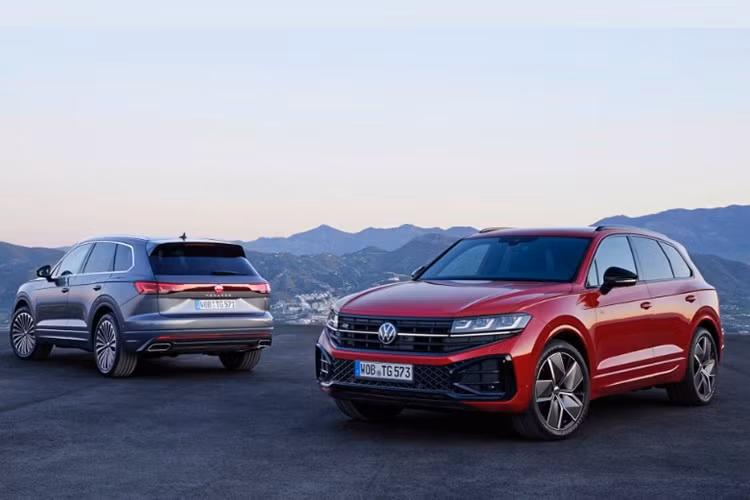 Volkswagen đã xác nhận sẽ ngừng sản xuất dòng xe Touareg vào năm tới, chấm dứt hành trình của mẫu SUV đầu bảng chạy xăng, dầu lâu năm của thương hiệu. Trước thời điểm đó, Volkswagen đã tung ra gói nâng cấp mang tên Touareg Final Edition dành cho mẫu xe này.