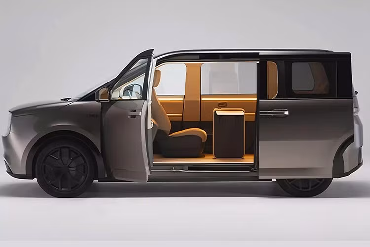 So với nguyên mẫu ra mắt năm trước, bản cập nhật của Sharp LDK+ mang dáng dấp thực tế hơn, hướng đến khả năng sản xuất hàng loạt. Nếu thiết kế trước đây thiên về kiểu cab-over (khoang lái đặt phía trên trục trước), thì phiên bản mới chuyển sang tỷ lệ thân xe của minivan truyền thống, cân bằng hơn giữa khoang lái và khoang hành khách.