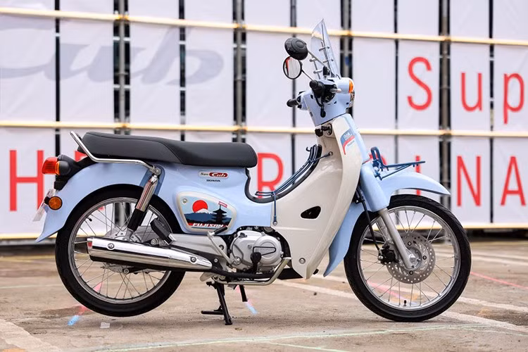 Phiên bản Honda Super Cub Fujisan Limited Edition đặc biệt này được thiết kế nổi bật với tông màu xanh - trắng kết hợp cùng bộ tem độc quyền mang hình ảnh địa danh nổi tiếng của Nhật Bản.