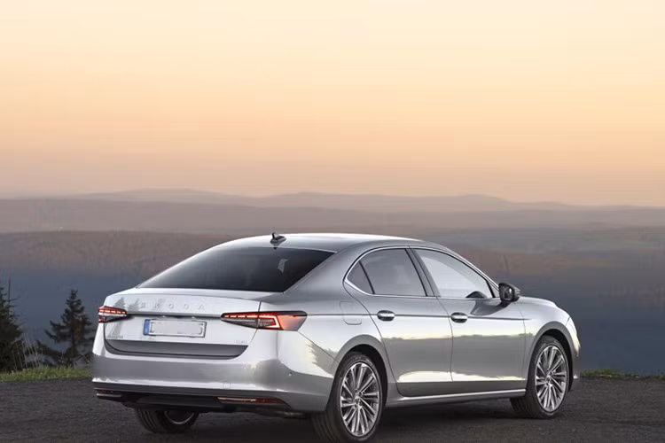 Bình nhiên liệu tiêu chuẩn 66 lít của Skoda Superb Diesel vẫn được giữ nguyên. Hai tinh chỉnh duy nhất là lốp ma sát thấp đi kèm mâm 16 inch và bộ lò xo hạ gầm 15 mm từ bản Sportline nhằm tối ưu khí động học.