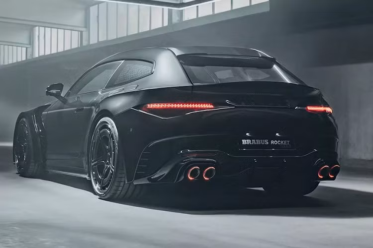 Chiếc Rocket GTS của Brabus về cơ bản được bao phủ bởi sợi carbon và có logo quen thuộc ở bên ngoài. Xe sử dụng bộ vành tùy chỉnh (Brabus Monoblock P Platinum Edition) trông có vẻ hơi quá đà trên một số cung đường, nhưng nhờ vẻ ngoài hầm hố, bộ vành hợp kim này lại rất phù hợp.