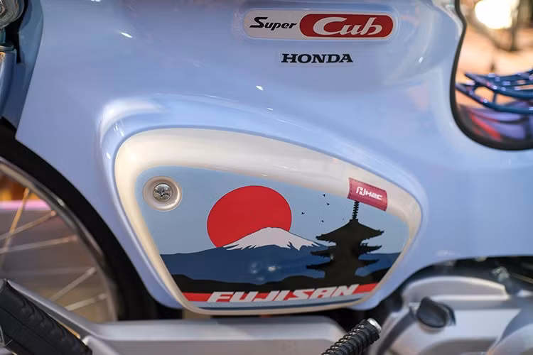 Hệ thống phanh đĩa trước tích hợp CBS mang lại độ an toàn cao hơn khi phanh gấp, trong khi phanh sau tang trống vẫn đảm bảo độ bền và dễ bảo dưỡng.