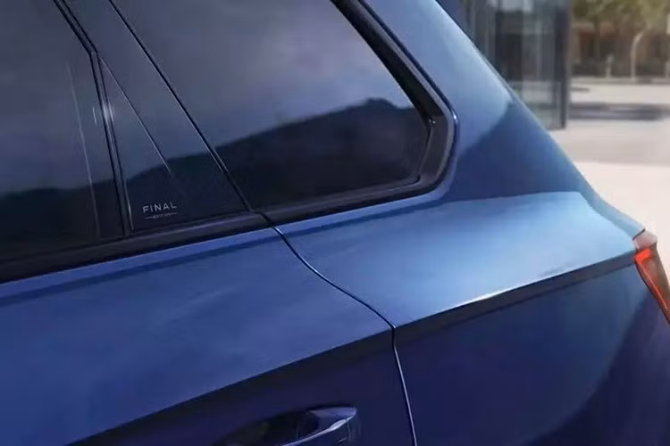 Bản Elegance được bổ sung đèn pha LED ma trận IQ.Light, đèn hậu 3D, hệ thống chiếu sáng nội thất đa sắc, các chi tiết ốp nhôm hoặc gỗ cao cấp và ống xả mạ crôm. Bản R-Line hướng đến phong cách thể thao hơn với thiết kế ghế và ngoại thất năng động.