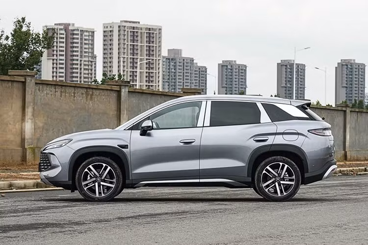 Một thay đổi đáng chú ý là tay nắm cửa bán ẩn, ngoài ra, BYD còn bổ sung hai màu sơn mới: Xám Guanyao và Be Xinghe, giúp chiếc SUV trông sang trọng và khác biệt hơn.