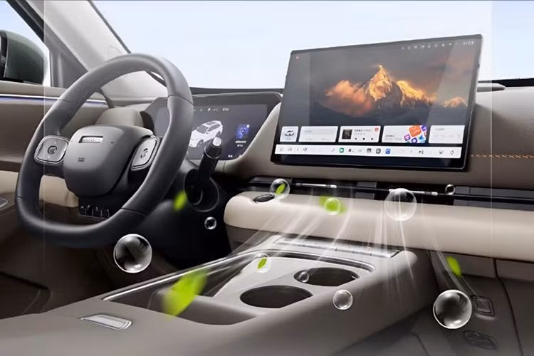 Ghế trước có chức năng sưởi, làm mát và massage, trong khi hàng ghế sau có thể ngả 27° hoặc 32°, đồng thời gập phẳng chỉ bằng một chạm để mở rộng khoang chứa đồ. Ghế lái chỉnh điện 8 hướng, hỗ trợ thắt lưng 4 hướng.