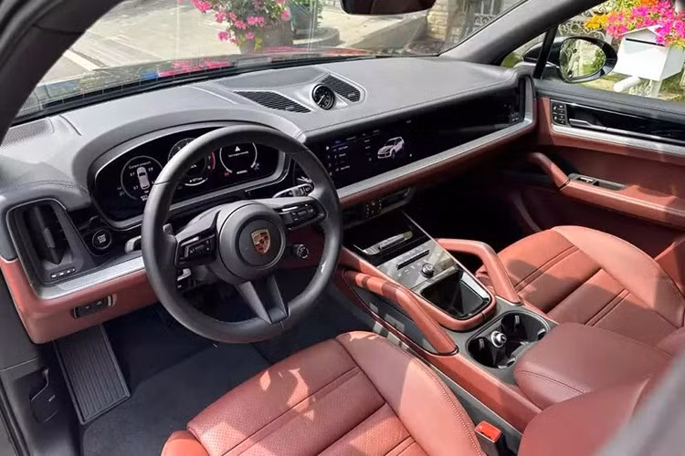 Porsche cũng giới thiệu hệ thống kiểm soát chất lượng không khí trên Cayenne mới, tự động kích hoạt chế độ tuần hoàn không khí khi cần thiết, lọc bụi mịn và loại bỏ vi khuẩn ô nhiễm. Porsche Cayenne mới cũng tập trung hơn vào trải nghiệm dành cho người lái.