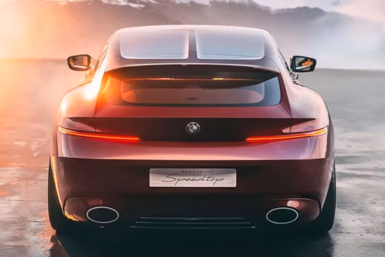 Dù BMW Speedtop có số lượng lớn hơn, cả hai vẫn thuộc diện siêu hiếm và gần như không thể bắt gặp ngoài những sự kiện như Monterey Car Week. Xe chia sẻ phần lớn ngôn ngữ thiết kế với Skytop với cụm đèn pha mảnh và phần đầu xe nhô ra kiểu “mũi cá mập” đặc trưng.