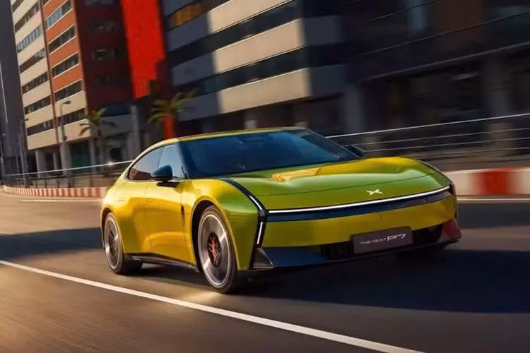 Phiên bản cơ sở hứa hẹn có thể di chuyển lên đến 436 miles (702 km) cho một lần sạc. Lựa chọn phiên bản dẫn động cầu sau tầm xa tăng phạm vi lên 509 miles (820 km), trong khi phiên bản dẫn động bốn bánh toàn thời gian hai mô-tơ điện vẫn đạt phạm vi ấn tượng 466 miles (750 km).