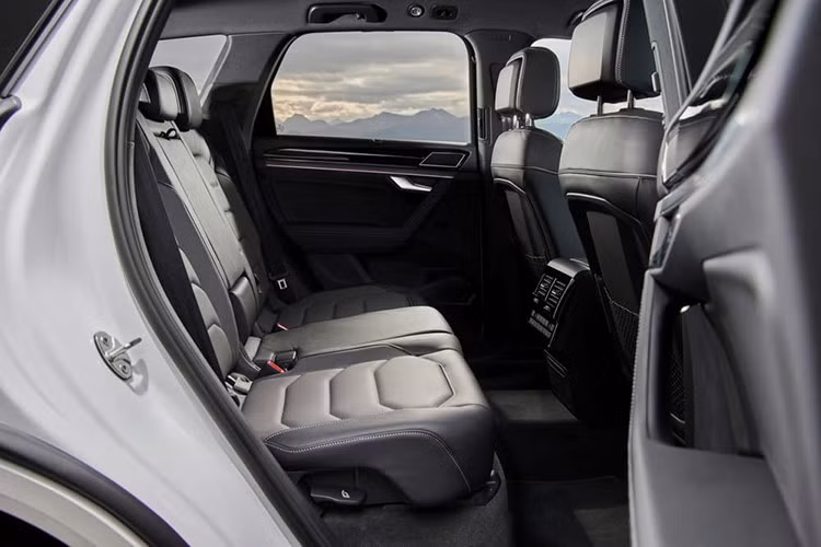 Volkswagen Touareg 2025 phiên bản cao cấp sẽ có thêm ghế bọc da, cửa sổ trời toàn cảnh Panorama và hệ thống điều hòa tự động 4 vùng độc lập.