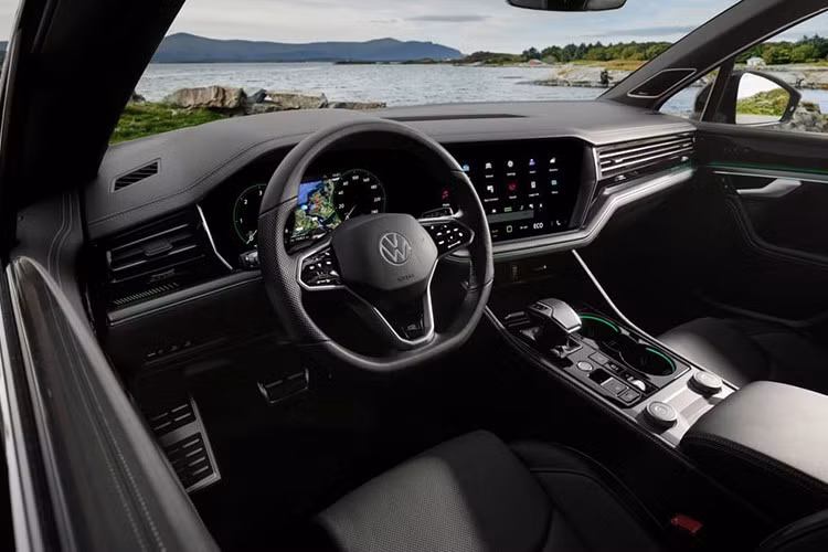 Đặc biệt, phần nóc của Volkswagen Touareg 2025 còn được tích hợp cảm biến tải trọng mới. Cảm biến này có thể phát hiện các loại hộp được đặt trên nóc để điều chỉnh hệ thống cân bằng điện tử nhằm đảm bảo sự cân bằng cho xe khi vận hành. Chưa dừng ở đó, cảm biến còn liên kết với hệ thống treo nâng cấp và hệ thống đánh lái 4 bánh của xe.