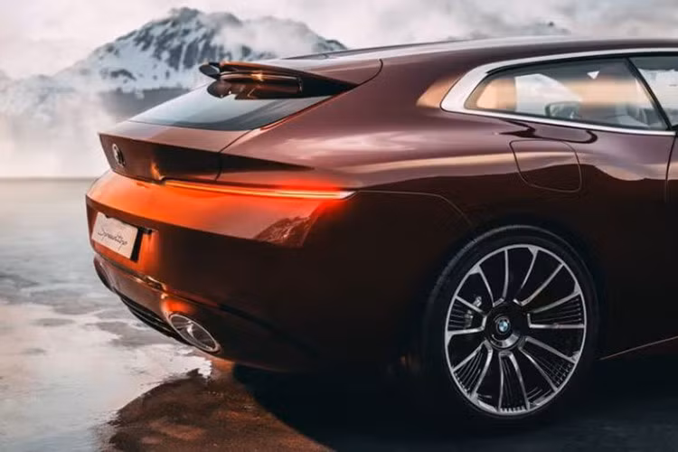 Nắp capo của Speedtop có một đường gân nổi trung tâm đặc biệt nổi bật, nhưng kéo tới tận đuôi xe. Tại hông xe, các đường gân dập nổi mạnh mẽ kéo dài từ đèn trước đến đèn sau. Sự khác biệt chính giữa Speedtop và Skytop nằm ở phần mui xe, khi trần xe kéo dài về phía sau, tạo thành kiểu dáng wagon.