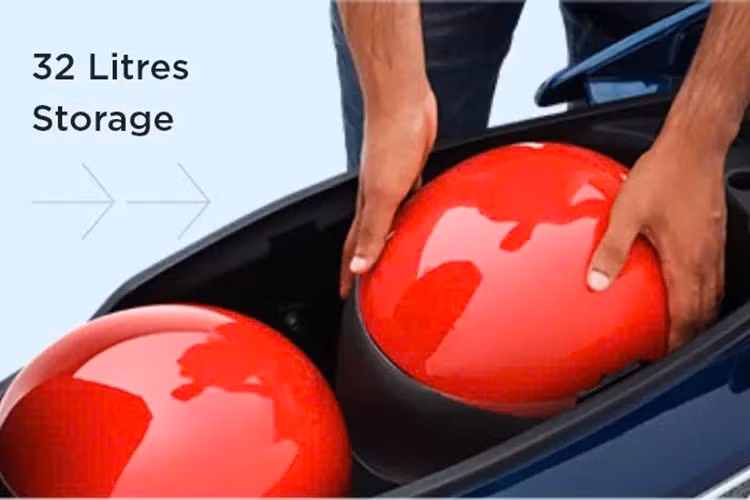 Yên xe dạng phẳng, dài; sàn để chân rộng, cốp xe cũng khá lớn đủ để đụng hai mũ bảo hiểm nửa đầu cùng nhiều vật dụng cá nhân... tất cả đều nhằm tối ưu hóa sự thoải mái và công năng khi sử dụng hàng ngày.