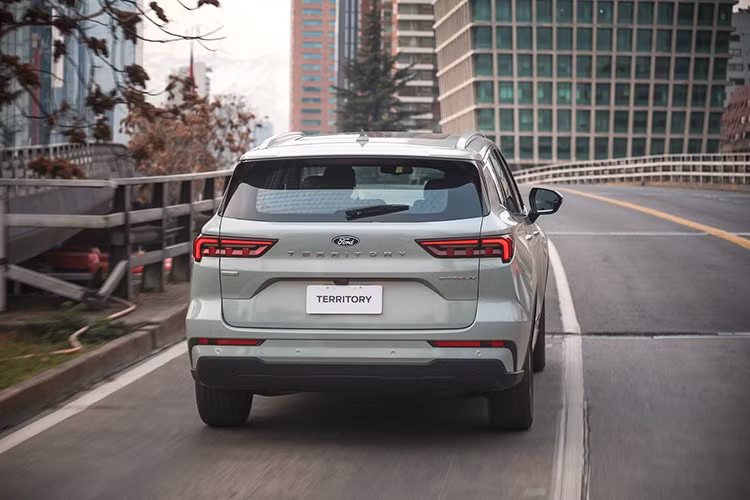 Tại Việt Nam, Ford Territory 2025 chưa hé lộ mức giá bán chính thức. Thế hệ hiện hành đang được phân phối chính hãng với 4 phiên bản, có giá niêm yết dao động từ 759 - 889 triệu đồng.