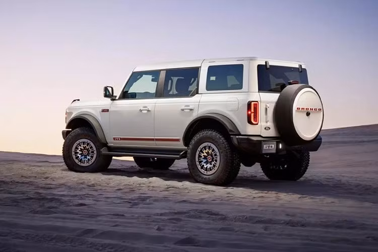 Ngoài ra khách hàng có tuỳ chọn màu thân xe đỏ - Ruby Red tương phản với nóc xe sơn màu trắng - Wimbledon White. Phía sau, nắp lốp dự phòng trung tâm dạng cứng được hoàn thiện màu trắng - Wimbledon White với chữ “BRONCO” màu đỏ, mang đến vẻ ngoài cao cấp hơn, cùng với huy hiệu Ford màu đen sơn mờ trên cửa cốp.