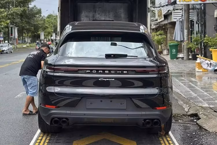 Porsche Cayenne 2024 không có nhiều thay đổi đáng kế về ngoại thất. Khác biệt có thể nhận ra chút ít ở phần đầu xe với nắp capô và cụm đèn trước công nghệ Matrix LED, là trang bị tiêu chuẩn và HD Matrix LED tùy chọn. Cụm đèn hậu đuôi xe được thiết kế nổi khối 3D, khung biển số được tích hợp vào phần cản sau.