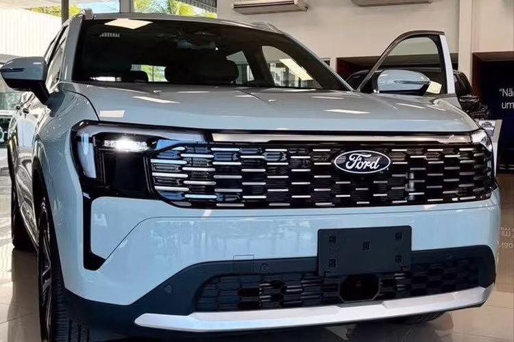 Mẫu xe SUV Ford Territory 2025 phải đến ngày 15/8 tới đây mới ra mắt thị trường Việt Nam. Tuy nhiên trước ngày ra mắt, những hình ảnh chi tiết của mẫu xe này bất ngờ được tung ra cho khách hàng chiêm ngưỡng. Bộ ảnh được cho là được chụp từ đại lý Ford chính hãng.