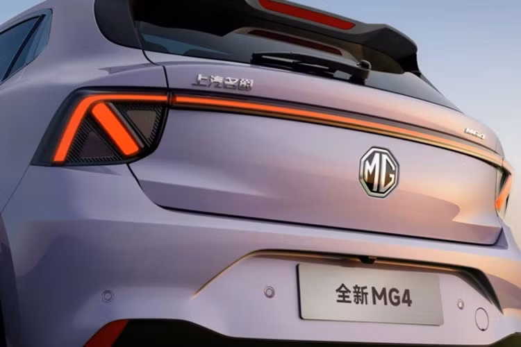 Phía sau, cụm đèn hậu hình mũi tên tiếp tục gợi nhớ đến Cyberster và được thiết kế lấy cảm hứng từ quốc kỳ Anh. Xe có sáu tùy chọn màu sơn ngoại thất.