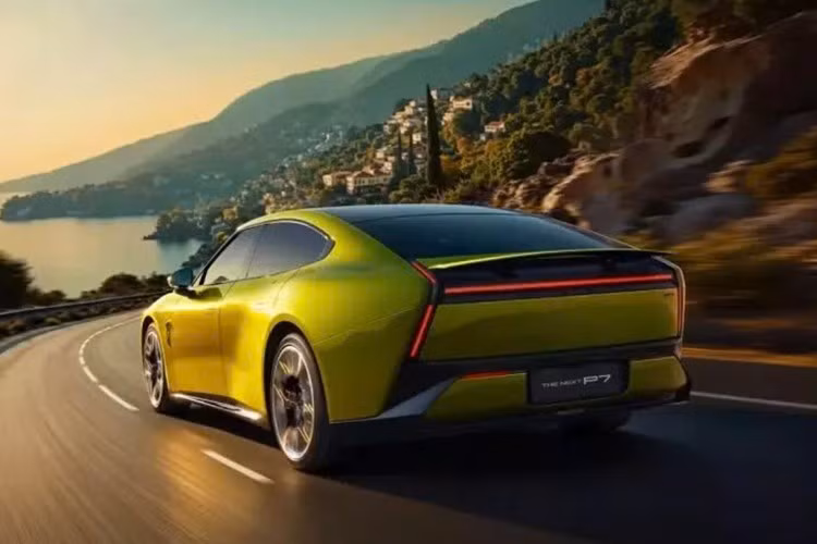 Đối với những người muốn tăng cường độ bám đường và hiệu suất, hệ dẫn động bốn bánh toàn thời gian sẽ bổ sung thêm động cơ điện 224 mã lực phía trước, nâng tổng công suất lên 586 mã lực. Xpeng đang nhắm đến phạm vi hoạt động cạnh tranh trên toàn bộ dòng sản phẩm.