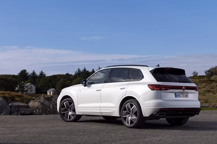 Hiện Volkswagen Việt Nam chưa công bố nhiều thông tin liên quan đến Touareg phiên bản mới. Trong khi đó, xe ở thị trường nước vốn ra mắt từ năm 2023 đã được nâng cấp cả về thiết kế và trang bị.