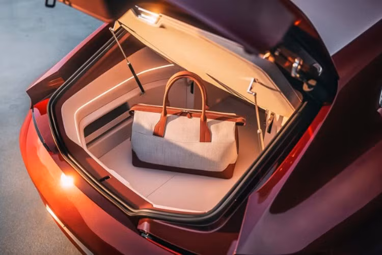 Khoang hành lý của Speedtop được hoàn thiện kỹ lưỡng không kém khoang hành khách khi được bọc da cao cấp và trang bị hệ thống đèn LED nền mềm mại bao quanh. Speedtop không có hàng ghế sau, thay vào đó là hai ngăn kệ chứa đồ có dây da cố định hành lý. BMW đã hợp tác với thương hiệu đồ da Ý Schedoni để chế tác bộ túi xách riêng biệt phù hợp với các ngăn chứa này.