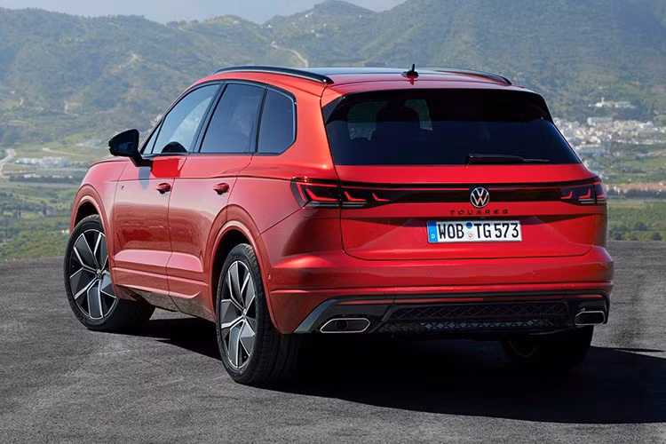 Theo Volkswagen, đèn pha của xe chẳng những chiếu sáng chính xác hơn mà còn có khả năng chống chói mắt cho người đối diện. Touareg chính là mẫu xe đầu tiên của Volkswagen được trang bị loại đèn này. Vòng về phía sau, chúng ta sẽ bắt gặp cụm đèn hậu nối liền hai bên và logo tích hợp đèn LED ẩn với ánh sáng màu đỏ. Đây cũng là mẫu xe đầu tiên của Volkswagen được trang bị logo kiểu này.