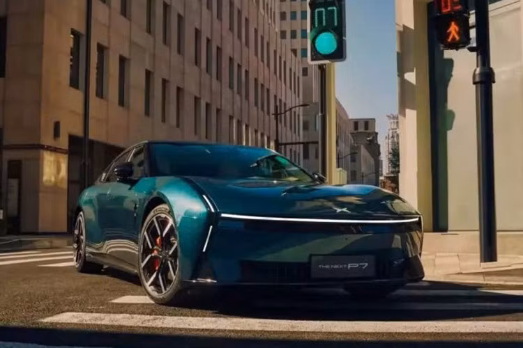 Những thông tin chi tiết và hình ảnh mới về chiếc sedan P7 2025 của Xpeng đã xuất hiện, và đúng như những hình ảnh rò rỉ trước đó, chiếc xe này nổi bật hơn hẳn so với bất kỳ mẫu xe điện nào hiện có trên thị trường.