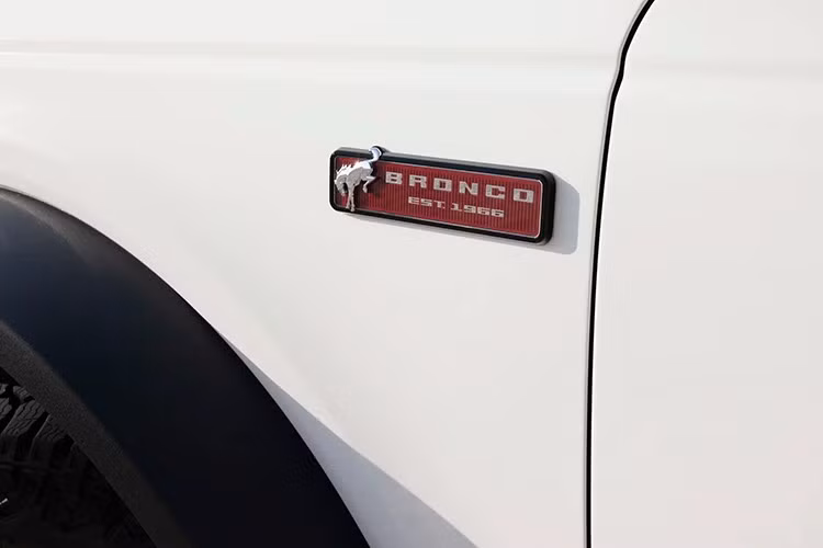 Phiên bản Bronco 2026 kỷ niệm 60 năm bổ sung bệ bước dài theo chiều dài cơ sở để hỗ trợ lên/xuống xe và tay nắm gắn trên trụ A. Hoạ tiết Vermilion Red trên thân xe bắt đầu từ phía trước với logo Kỷ niệm 60 năm Bronco, trong khi huy hiệu Kỷ niệm 60 năm nổi bật, lấy cảm hứng từ huy hiệu cloisonné cổ điển.